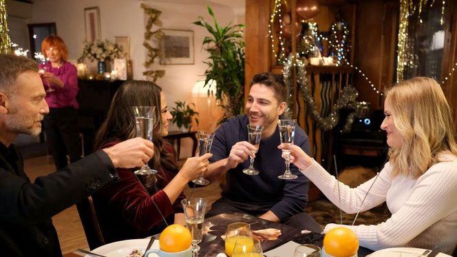 M jak miłość odc. 1858. Dima (Michaił Pszeniczny), Julia (Marta Chodorowska), Magda (Anna Mucha), Andrzej Budzyński (Krystian Wieczorek)