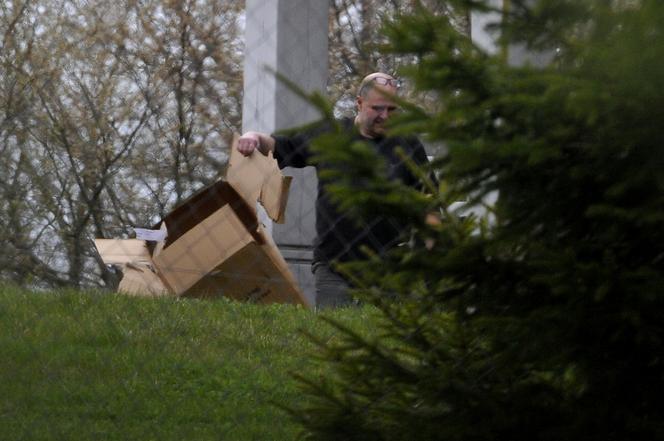 Cezary Żak pali plastikowe śmieci