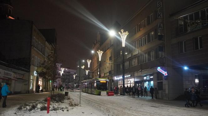 Świąteczne iluminacje w Olsztynie zachwycają. Prawdziwą „gwiazdą” jest choinka na starówce [ZDJĘCIA]