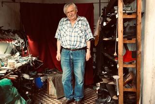 Szewc z Łodzi naprawia buty od 40 lat. Pandemia odebrała mu klientów. Jego zakład uratował wpis w internecie!