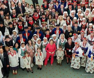 Marta Nawrocka w różu zachwyca na dożynkach! Wiemy, kto wygrał konkurs na najpiękniejszy wieniec