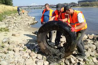 Sprzątanie Wisły. Znaleziona opona.