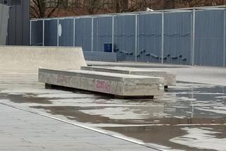 Jeszcze nie jest otwarty, ale już pomazany. Skatepark w centrum Warszawy przyozdobiony graffiti