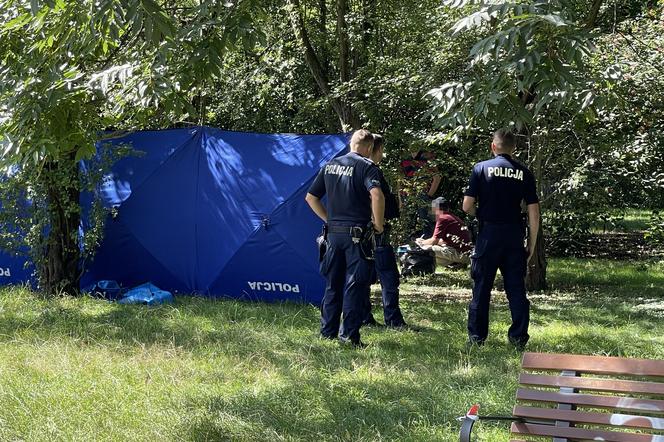 Gwałt w Parku Praskim w Warszawie. Ciało 50-latki znaleziono w krzakach. Ilu było sprawców?