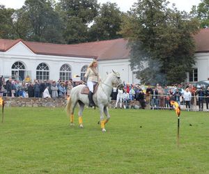 Było spotkanie z modą, muzyką i samochodami z lat 20. w Korczewie. Za nami impreza „Magia lat 20-tych” 2025