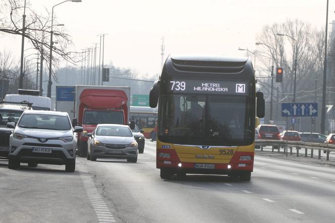 Kierowcy z aplikacji także skorzystają z buspasów. Taksówkarze łapią się za głowy [LEX UBER]