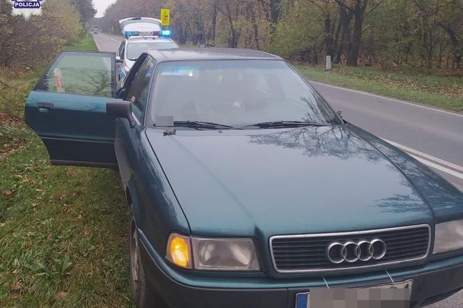 Audi 80 z dziurawym zbiornikiem paliwa