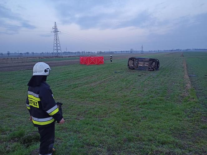 Wyszogród. Dachowanie zakończone śmiercią! Seat 37-latka wypadł z drogi [ZDJĘCIA]