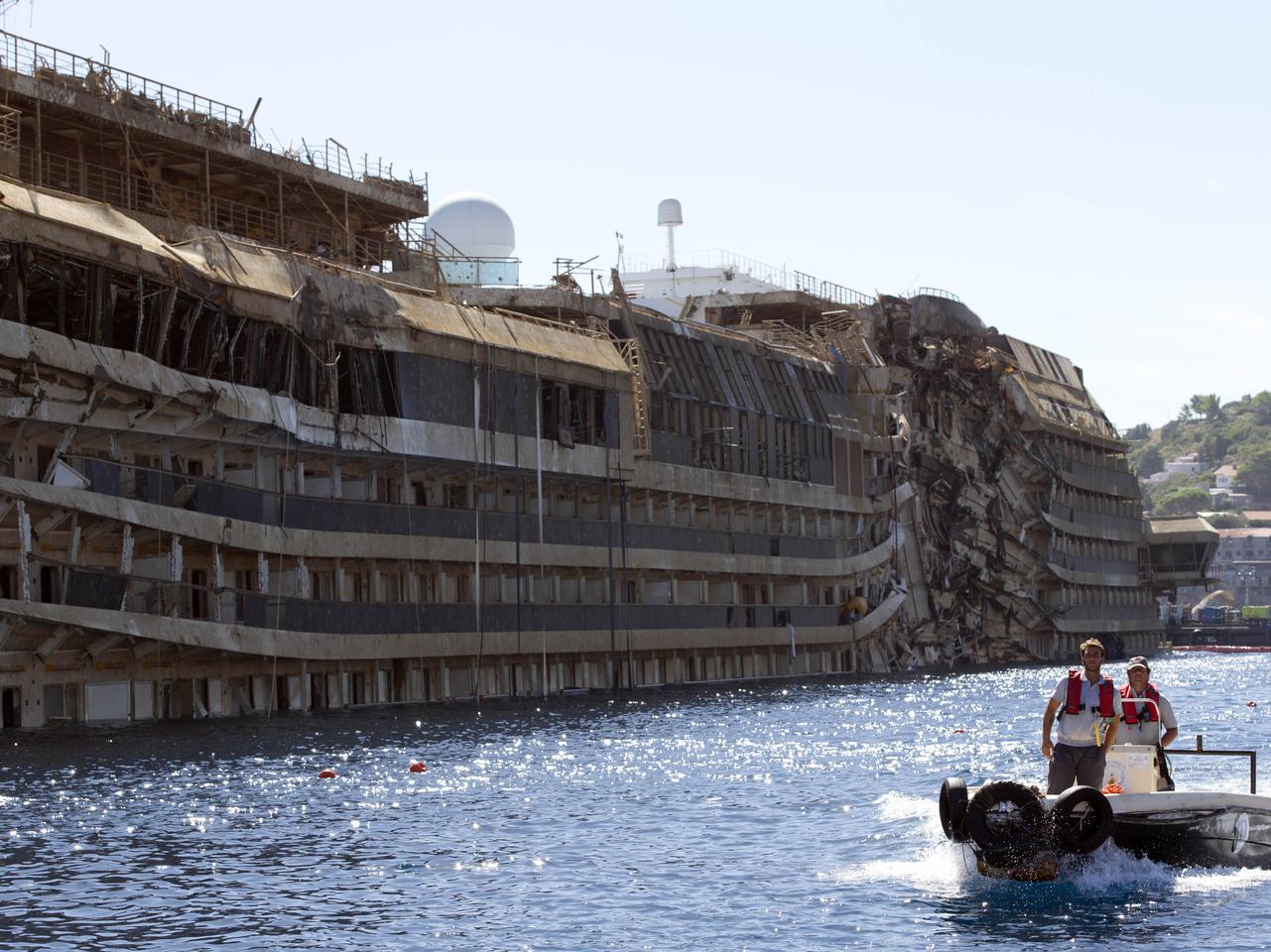 Costa Concordia podniesiona! Operacja wyciągania wraku gigantycznego wycieczkowca rozpoczęta