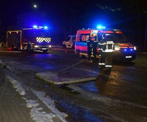 Tychy: Kompletnie pijany kierowca BMW skosił znaki drogowe i latarnię, a potem dachował