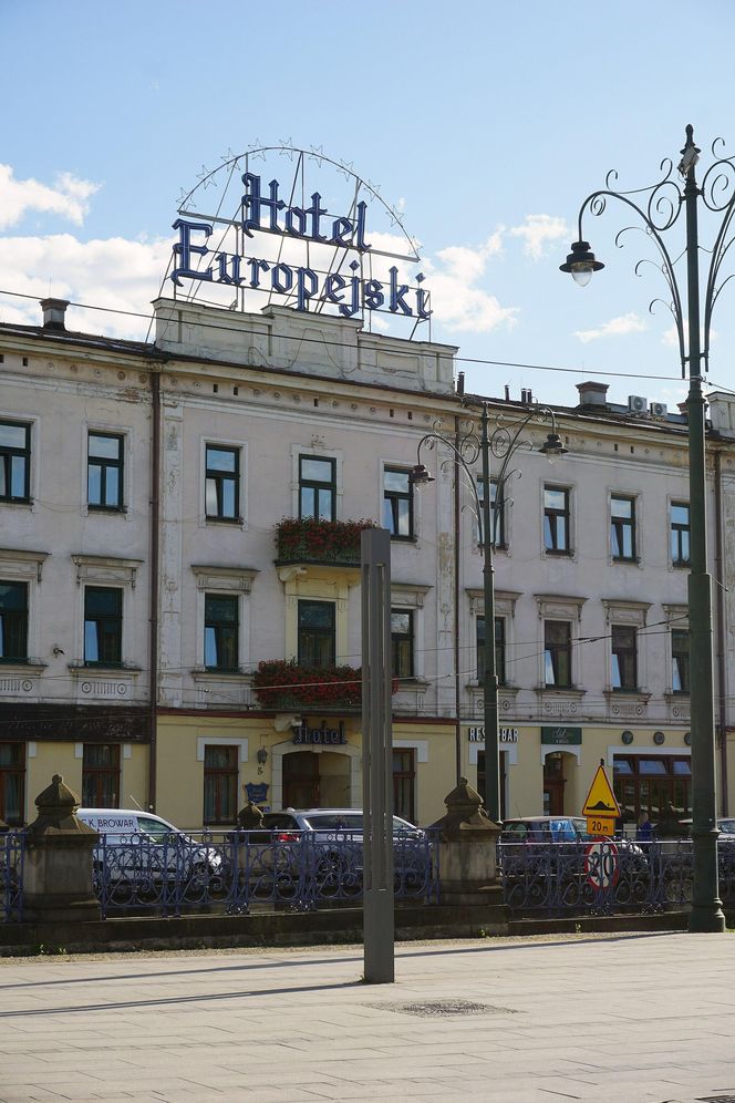 To jeden z najsłynniejszych budynków w Krakowie. W PRL-u stał się własnością państwa