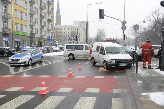 Warszawa. Wypadek na skrzyżowaniu ulic: alei Solidarności i ulicy Jagielońskiej.