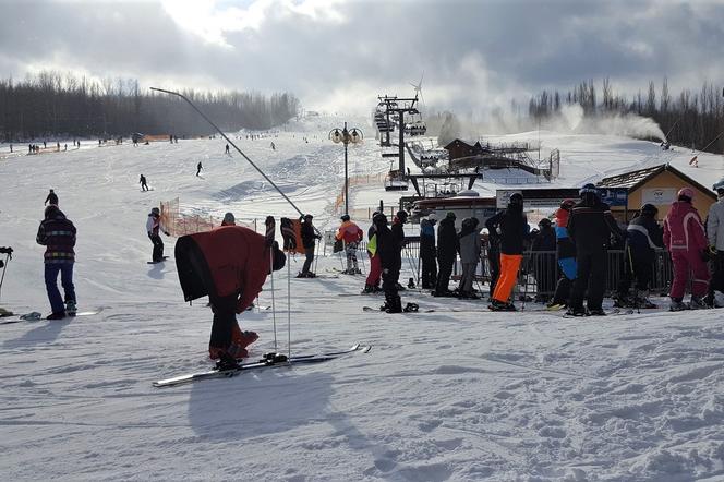 Tłumy ludzi na stokach! Ilu narciarzy odwiedziło Górę Kamieńsk? Liczba robi wrażenie