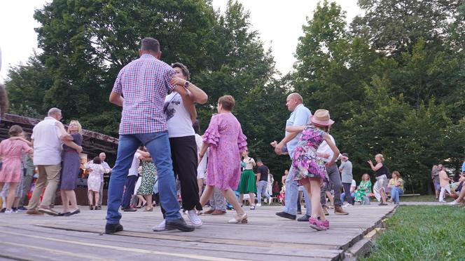 „Tańcowali” na parkiecie w Muzeum Wsi Lubelskiej aż miło było patrzeć! FOTORELACJA z sobotniej potańcówki