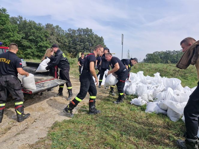 Mieszkańcy Brzegu i Oławy walczą z falą powodziową