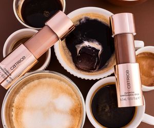 Jesienny makijaż w stylu espresso: ciepło i elegancja na chłodniejsze dni