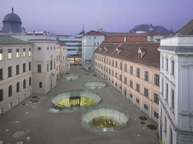 Studnie -świetliki na dziedzińcu; rozbudowa muzeum w Graz, Austria. Fot. ©Ronald Halbe, materiały prasowe Mies van der Rohe Awards 2013