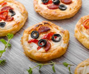 Pizza na cieście francuskim. Sprytny sposób na łatwą pizzę