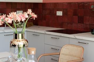 Mieszkanie w kolorze koralowym