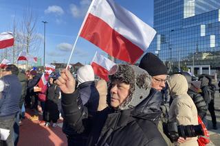 Kupcy z Marywilskiej 44 protestują pod Ratuszem. Walczą z podwyżką czynszu w centrum handlowym