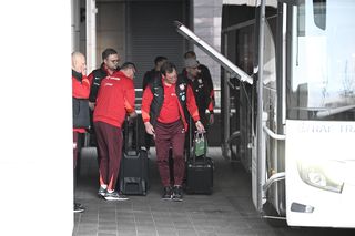 Pożegnali reprezentację Polski przed wylotem. Kadra już w drodze na Maltę, zakapturzony Zieliński