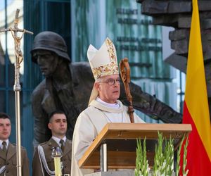 81. rocznica Powstania Warszawskiego. Uroczysta msza święta na pl. Krasińskich