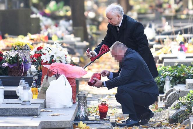 Limuzyną na grób matki. Jarosław Kaczyński 