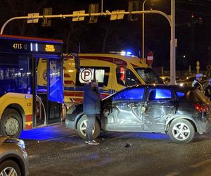 -Autobus MPK zderzył się z osobówką. Paraliż na południowym-wschodzie Wrocławia