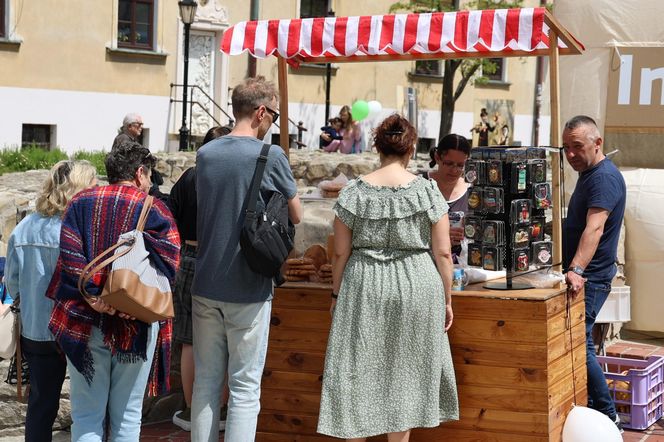 Dzień Cebularza 2025. Na pl. po Farze w Lublinie stanęło cebularzowe miasteczko
