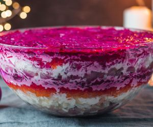 Sałatka szuba – kultowy śledź pod pierzynką z buraczkami i marchewką. Przepis, który zawsze się udaje!