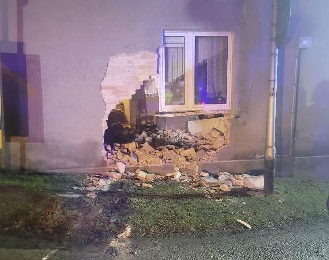 Mercedes uderzył w budynek i wybił potężną dziurę. Autem jechali ojciec z synem