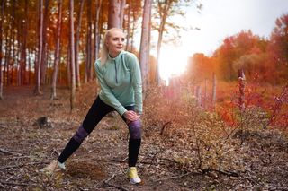 Jak się ubrać na jesienny trening biegowy? W takim stroju nie zmarzniesz! 