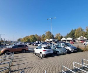 Korki i pełne parkingi. Tak wygląda sobota przed cmentarzem na Junikowie