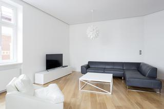 Biały salon w stylu minimalistycznym