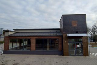 Opuszczony budynek KFC na wjeździe do Sopotu. To jeden z pierwszych lokali w Polsce 