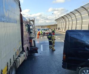 Poważny wypadek na A8 we Wrocławiu. Zderzyły się dwa tiry i dwa busy, są ranni