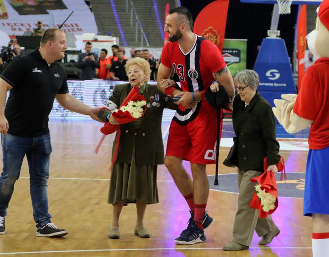 Marcin Gortat oddał hołd Wojsku Polskiemu. Patriotyczna postawa sportowca