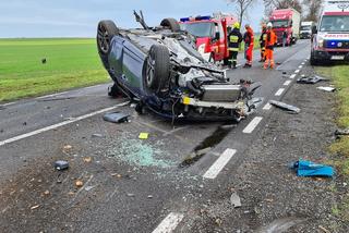 Sportowy Peugeot 308 GTi roztrzaskany na drzewie