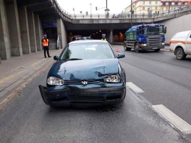 Dwie osobówki i autobus zderzyły się na Trasie Łazienkowskiej. Kierowca uciekł!