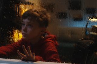 Obudził się w środku nocy i wyszedł szukać mamy. 5-latka zauważył kierowca ciężarówki