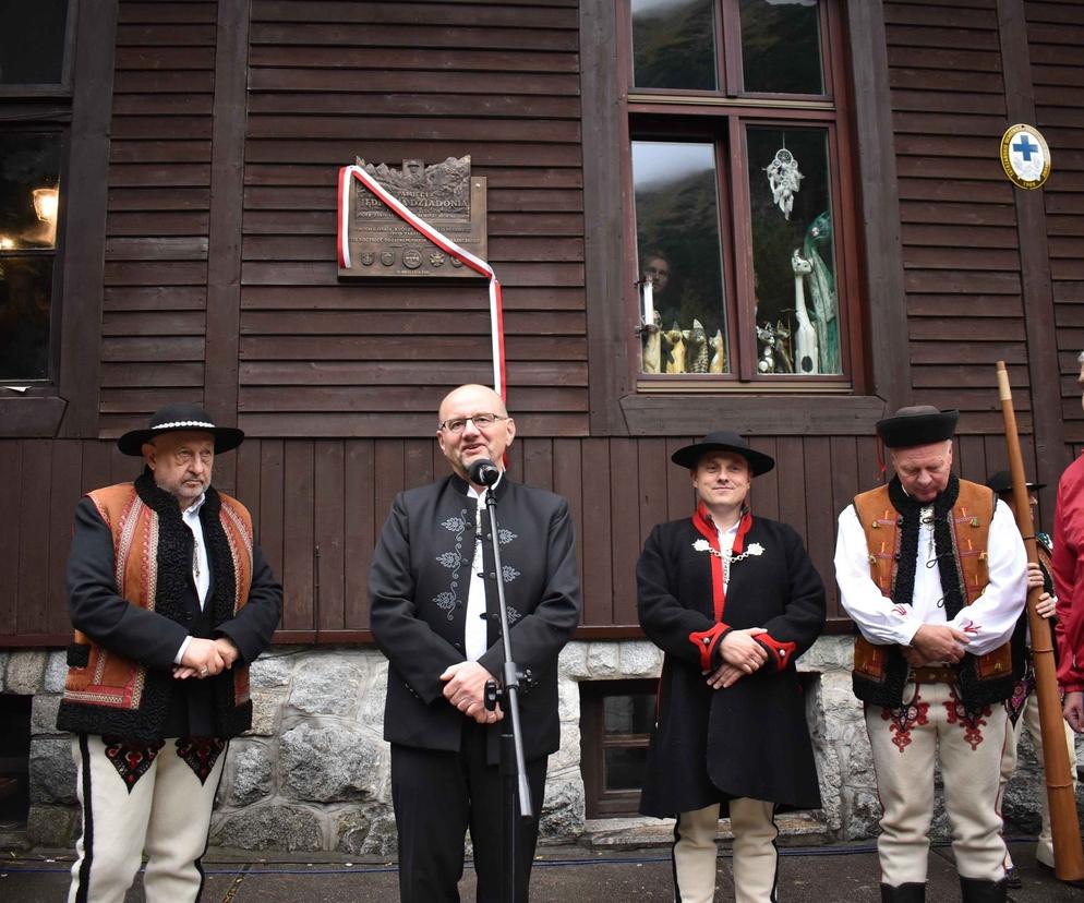 Odsłonięcie tablicy na schronisku nad Morskim Okiem