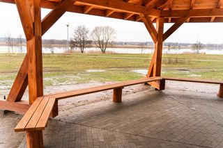 Nowa wiata nad Siedleckim Zalewem. Jest w niej miejsce na ognisko