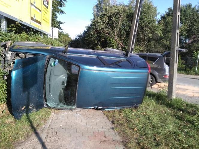 Dachowanie na skrzyżowaniu Moniuszki i Nowowiejskiej! Kierowca zabrany do szpitala