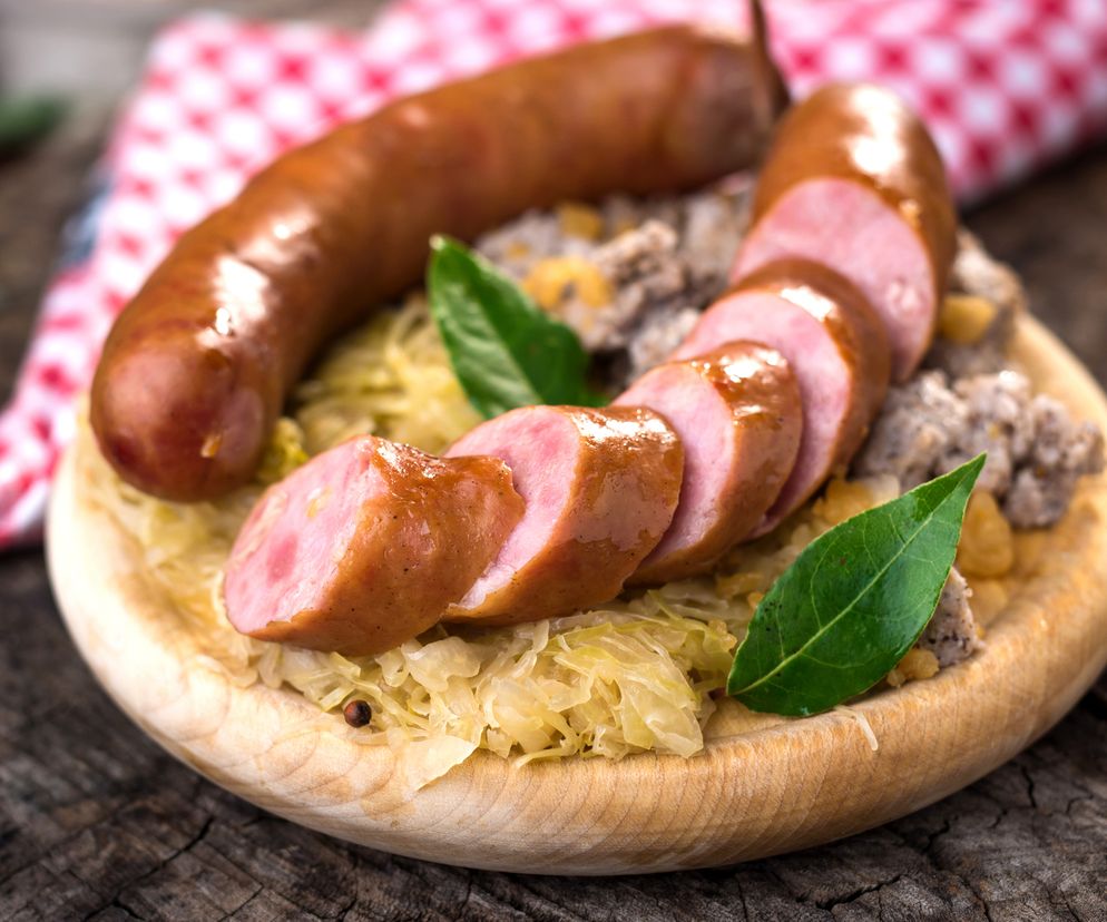 Kiełbasa z wody - wszyscy robią ten sam błąd! Jak prawidłowo gotować kiełbasę