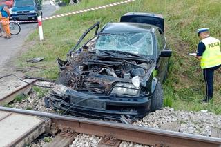 BMW zderzyło się z pociągiem osobowym. Kierowca i pasażerka auta uciekli