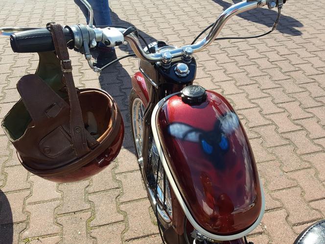 Fani starych polskich motorowerów z Bzyk Raider ze Swarzędza zrobili sobie postój w Lesznie