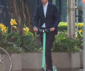 Ryszard Petru na hulajnodze