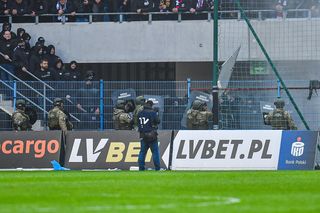 Skandal w derbach Śląska! Sędzia przerwał mecz, wybryki kibiców Górnika