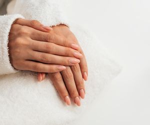 Minimalistyczne, eleganckie, pasują do wszystkiego. Princess nails to najmodniejszy manicure na lato 2025