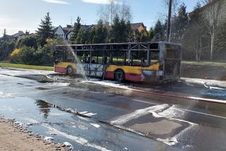 Autobus miejski spłonął doszczętnie na środku ulicy! Szok w Łodzi [ZDJĘCIA]